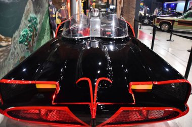 4 Temmuz 2023 'te Branson, Missouri' deki Ünlüler Araba Müzesi 'nde görüldü..