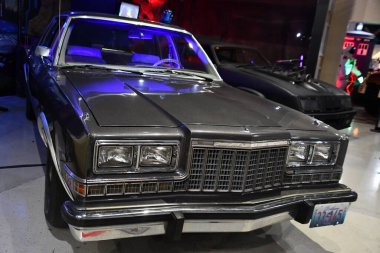 4 Temmuz 2023 'te Branson, Missouri' deki Ünlüler Araba Müzesi 'nde görüldü..