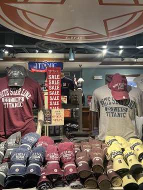BrANSON MO - 4 Temmuz 2023 'te Branson, Missouri' deki Titanik Müzesi 'ndeki hediyelik eşya dükkanı.