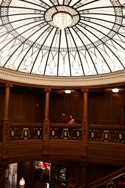 BRANSON MO - 4 Temmuz 2023 'te Branson, Missouri' deki Titanik Müzesi 'nin Büyük Merdiven Çekimi' nin kopyası.