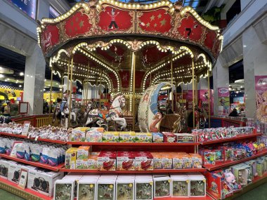 PRAG, CZECH CUBLIC - 8 Temmuz 2022 'de Çek Cumhuriyeti' nin Prag kentindeki Hamleys oyuncak dükkanı.