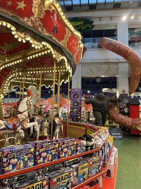 PRAG, CZECH CUBLIC - 8 Temmuz 2022 'de Çek Cumhuriyeti' nin Prag kentindeki Hamleys oyuncak dükkanı.