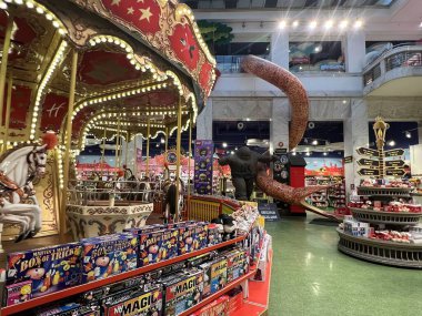PRAG, CZECH CUBLIC - 8 Temmuz 2022 'de Çek Cumhuriyeti' nin Prag kentindeki Hamleys oyuncak dükkanı.