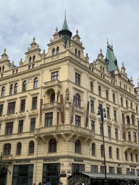 8 Temmuz 2022 'de Çek Cumhuriyeti' nin Prag kentindeki Kings Court Oteli 'nde görüldü..