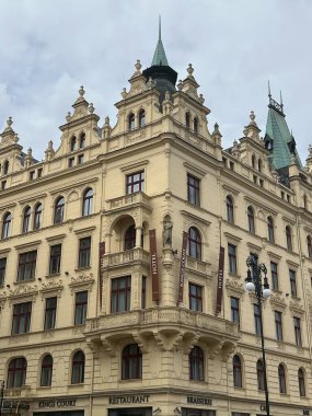 8 Temmuz 2022 'de Çek Cumhuriyeti' nin Prag kentindeki Kings Court Oteli 'nde görüldü..