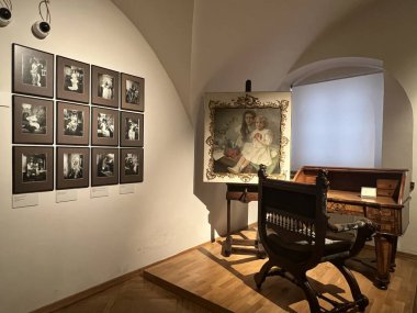 PRAG, CZECH CUBLIC - 8 Temmuz 2022 'de Çek Cumhuriyeti' nin Prag kentinde Mucha Müzesi.