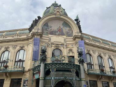 PRAG, CZECH REPUBLIC - 8 Temmuz 2022 'de Çek Cumhuriyeti Prag Belediye Binası.
