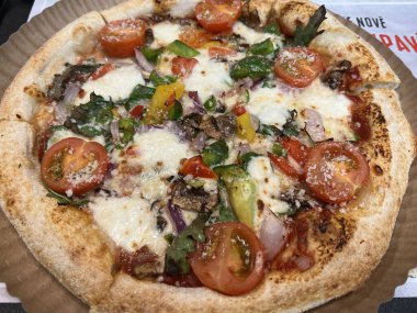 PRAG, CZECH REPUBLIC - 7 Temmuz 2022 'de Çek Cumhuriyeti' nin Prag kentindeki Palladium Praha Alışveriş Merkezi 'nde Pizza.