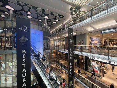 PRAG, CZECH Cumhuriyet - 7 Temmuz 2022 'de Çek Cumhuriyeti Prag' da Palladium Praha Alışveriş Merkezi 'nde görüldü..