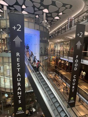 PRAG, CZECH Cumhuriyet - 7 Temmuz 2022 'de Çek Cumhuriyeti Prag' da Palladium Praha Alışveriş Merkezi 'nde görüldü..