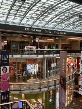 PRAG, CZECH Cumhuriyet - 7 Temmuz 2022 'de Çek Cumhuriyeti Prag' da Palladium Praha Alışveriş Merkezi 'nde görüldü..