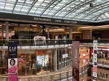 PRAG, CZECH Cumhuriyet - 7 Temmuz 2022 'de Çek Cumhuriyeti Prag' da Palladium Praha Alışveriş Merkezi 'nde görüldü..