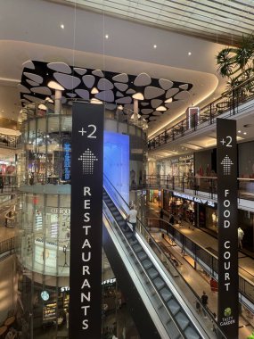 PRAG, CZECH Cumhuriyet - 7 Temmuz 2022 'de Çek Cumhuriyeti Prag' da Palladium Praha Alışveriş Merkezi 'nde görüldü..