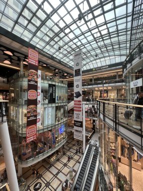 PRAG, CZECH Cumhuriyet - 7 Temmuz 2022 'de Çek Cumhuriyeti Prag' da Palladium Praha Alışveriş Merkezi 'nde görüldü..