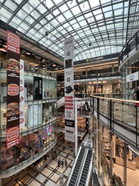 PRAG, CZECH Cumhuriyet - 7 Temmuz 2022 'de Çek Cumhuriyeti Prag' da Palladium Praha Alışveriş Merkezi 'nde görüldü..