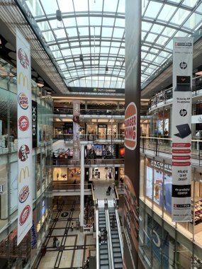 PRAG, CZECH Cumhuriyet - 7 Temmuz 2022 'de Çek Cumhuriyeti Prag' da Palladium Praha Alışveriş Merkezi 'nde görüldü..