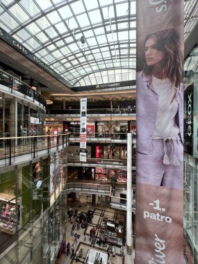PRAG, CZECH Cumhuriyet - 7 Temmuz 2022 'de Çek Cumhuriyeti Prag' da Palladium Praha Alışveriş Merkezi 'nde görüldü..