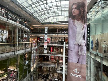 PRAG, CZECH Cumhuriyet - 7 Temmuz 2022 'de Çek Cumhuriyeti Prag' da Palladium Praha Alışveriş Merkezi 'nde görüldü..