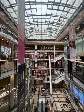 PRAG, CZECH Cumhuriyet - 7 Temmuz 2022 'de Çek Cumhuriyeti Prag' da Palladium Praha Alışveriş Merkezi 'nde görüldü..