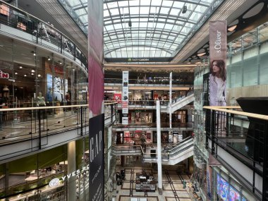 PRAG, CZECH Cumhuriyet - 7 Temmuz 2022 'de Çek Cumhuriyeti Prag' da Palladium Praha Alışveriş Merkezi 'nde görüldü..