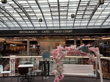 PRAG, CZECH Cumhuriyet - 7 Temmuz 2022 'de Çek Cumhuriyeti Prag' da Palladium Praha Alışveriş Merkezi 'nde görüldü..