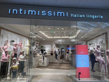 PRAG, CZECH REPUBLIC - 7 Temmuz 2022 'de Çek Cumhuriyeti' nin Prag kentindeki Palladium Praha Alışveriş Merkezi 'nde Intimissimi İtalyan İç çamaşırı mağazası.