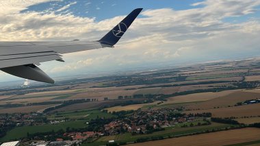 PRAG, CZECH CUBLIC - 8 Temmuz 2022 'de görüldüğü üzere Çek Cumhuriyeti' nin Prag yakınlarındaki bir Polonya uçağından havadan görünüşü.