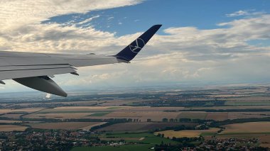 PRAG, CZECH CUBLIC - 8 Temmuz 2022 'de görüldüğü üzere Çek Cumhuriyeti' nin Prag yakınlarındaki bir Polonya uçağından havadan görünüşü.