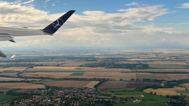 PRAG, CZECH CUBLIC - 8 Temmuz 2022 'de görüldüğü üzere Çek Cumhuriyeti' nin Prag yakınlarındaki bir Polonya uçağından havadan görünüşü.