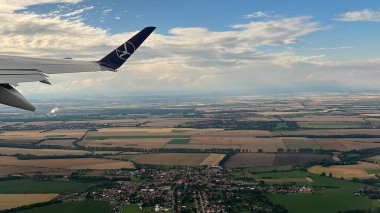 PRAG, CZECH CUBLIC - 8 Temmuz 2022 'de görüldüğü üzere Çek Cumhuriyeti' nin Prag yakınlarındaki bir Polonya uçağından havadan görünüşü.