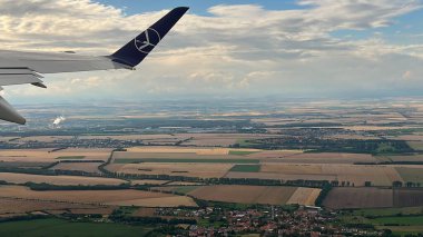 PRAG, CZECH CUBLIC - 8 Temmuz 2022 'de görüldüğü üzere Çek Cumhuriyeti' nin Prag yakınlarındaki bir Polonya uçağından havadan görünüşü.