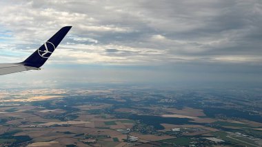 PRAG, CZECH CUBLIC - 8 Temmuz 2022 'de görüldüğü üzere Çek Cumhuriyeti' nin Prag yakınlarındaki bir Polonya uçağından havadan görünüşü.