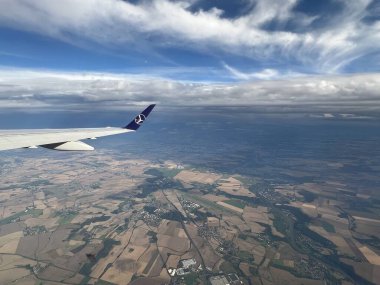 PRAG, CZECH CUBLIC - 8 Temmuz 2022 'de görüldüğü üzere Çek Cumhuriyeti' nin Prag yakınlarındaki bir Polonya uçağından havadan görünüşü.