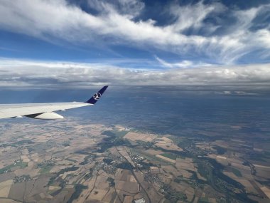 PRAG, CZECH CUBLIC - 8 Temmuz 2022 'de görüldüğü üzere Çek Cumhuriyeti' nin Prag yakınlarındaki bir Polonya uçağından havadan görünüşü.