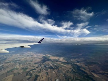 PRAG, CZECH CUBLIC - 8 Temmuz 2022 'de görüldüğü üzere Çek Cumhuriyeti' nin Prag yakınlarındaki bir Polonya uçağından havadan görünüşü.