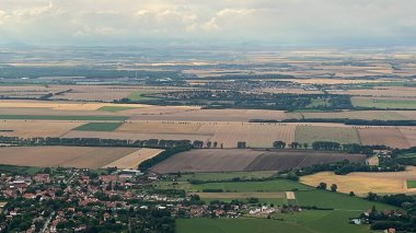 PRAG, CZECH CUBLIC - 8 Temmuz 2022 'de görüldüğü üzere Çek Cumhuriyeti' nin Prag yakınlarındaki bir Polonya uçağından havadan görünüşü.