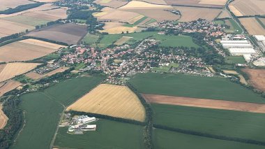 PRAG, CZECH CUBLIC - 8 Temmuz 2022 'de görüldüğü üzere Çek Cumhuriyeti' nin Prag yakınlarındaki bir Polonya uçağından havadan görünüşü.