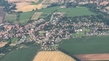 PRAG, CZECH CUBLIC - 8 Temmuz 2022 'de görüldüğü üzere Çek Cumhuriyeti' nin Prag yakınlarındaki bir Polonya uçağından havadan görünüşü.