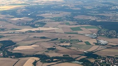 PRAG, CZECH CUBLIC - 8 Temmuz 2022 'de görüldüğü üzere Çek Cumhuriyeti' nin Prag yakınlarındaki bir Polonya uçağından havadan görünüşü.