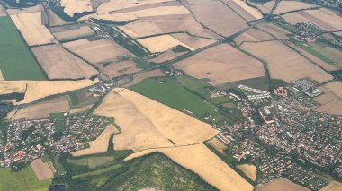 PRAG, CZECH CUBLIC - 8 Temmuz 2022 'de görüldüğü üzere Çek Cumhuriyeti' nin Prag yakınlarındaki bir Polonya uçağından havadan görünüşü.