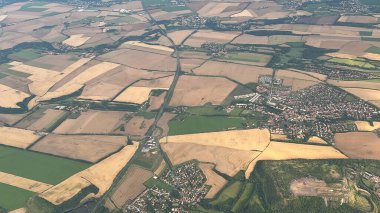 PRAG, CZECH CUBLIC - 8 Temmuz 2022 'de görüldüğü üzere Çek Cumhuriyeti' nin Prag yakınlarındaki bir Polonya uçağından havadan görünüşü.