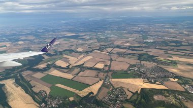 PRAG, CZECH CUBLIC - 8 Temmuz 2022 'de görüldüğü üzere Çek Cumhuriyeti' nin Prag yakınlarındaki bir Polonya uçağından havadan görünüşü.