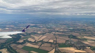 PRAG, CZECH CUBLIC - 8 Temmuz 2022 'de görüldüğü üzere Çek Cumhuriyeti' nin Prag yakınlarındaki bir Polonya uçağından havadan görünüşü.