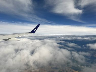 PRAG, CZECH CUBLIC - 8 Temmuz 2022 'de görüldüğü gibi, çok sayıda Polonya uçağından Avrupa' nın havadan görünüşü.