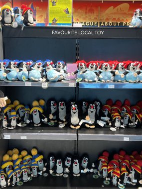 PRAG, CZECH REPUBLIC - 7 Temmuz 2022 'de Çek Cumhuriyeti' nin Prag Havalimanı 'ndaki Prag Mağazasını Keşfet.