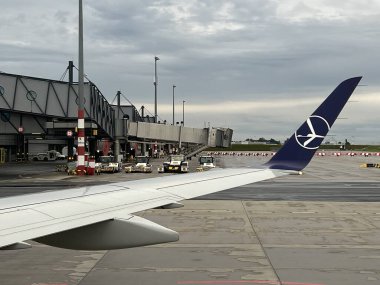 PRAG, CZECH REPUBLIC - 4 Temmuz 2022 'de Çek Cumhuriyeti' nin Prag kentindeki Vaclav Havel Havalimanı 'ndaki LOT Polonya Havayolları uçağı.