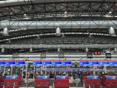 PRAG, CZECH REPUBLIC - 7 Temmuz 2022 'de Çek Cumhuriyeti' nin Prag kentindeki Vaclav Havel Havalimanı 'ndaki terminal binası.