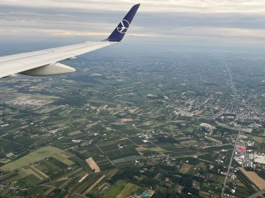 PRAG, CZECH REPUBLIC - 8 Temmuz 2022 'de görüldüğü üzere, Polonya Havayolları' nın Varşova yakınlarındaki bir uçaktan Polonya 'nın havadan görünüşü.