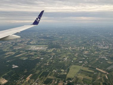 PRAG, CZECH REPUBLIC - 8 Temmuz 2022 'de görüldüğü üzere, Polonya Havayolları' nın Varşova yakınlarındaki bir uçaktan Polonya 'nın havadan görünüşü.