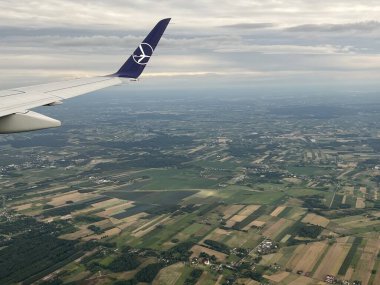 PRAG, CZECH REPUBLIC - 8 Temmuz 2022 'de görüldüğü üzere, Polonya Havayolları' nın Varşova yakınlarındaki bir uçaktan Polonya 'nın havadan görünüşü.